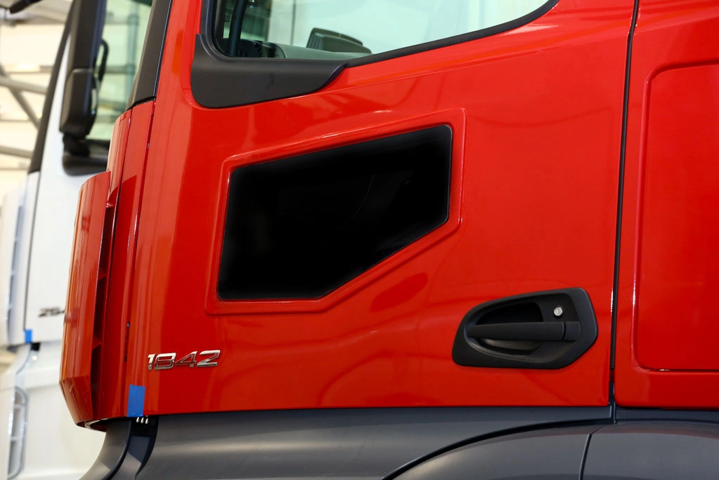 Truck door windows